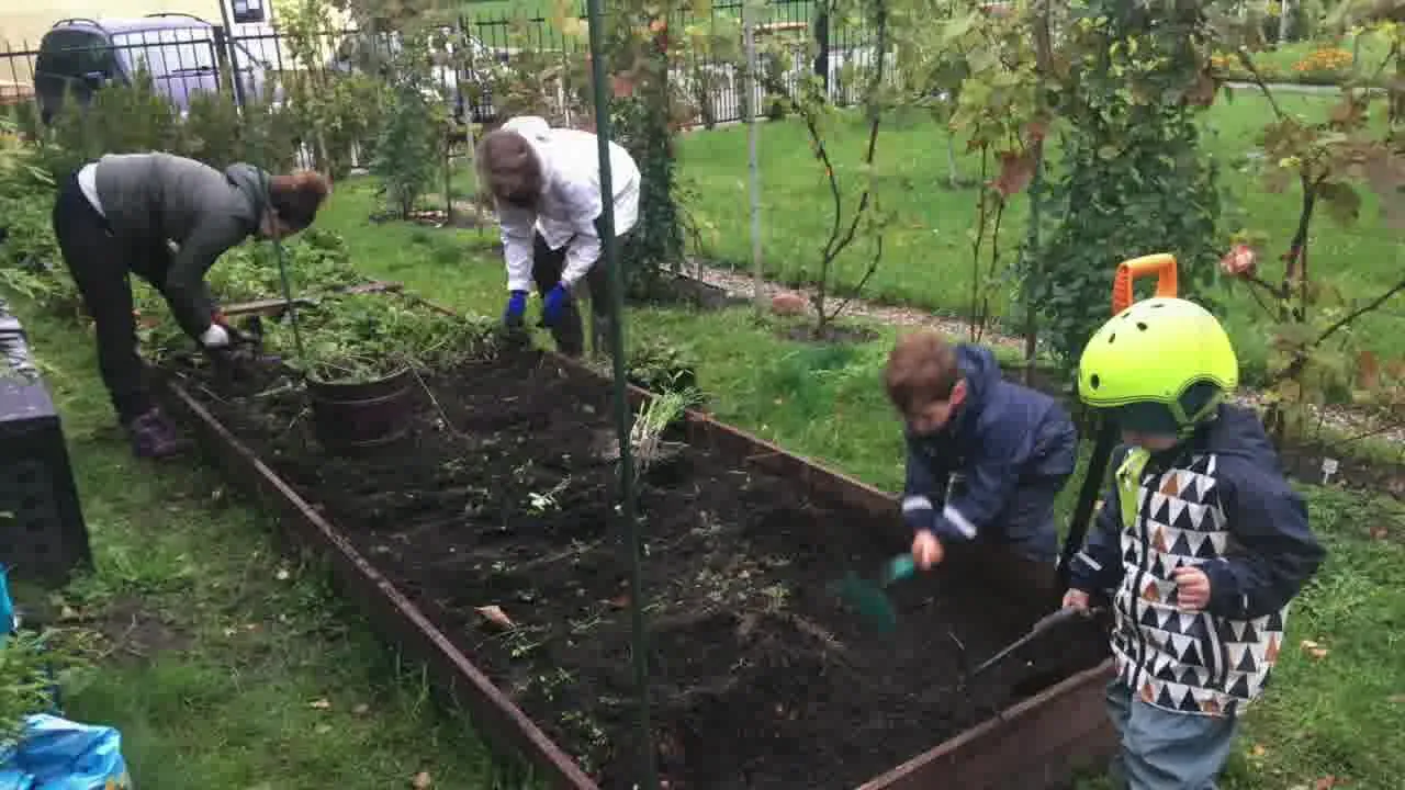 Vaikai ravėja ir sodina darže